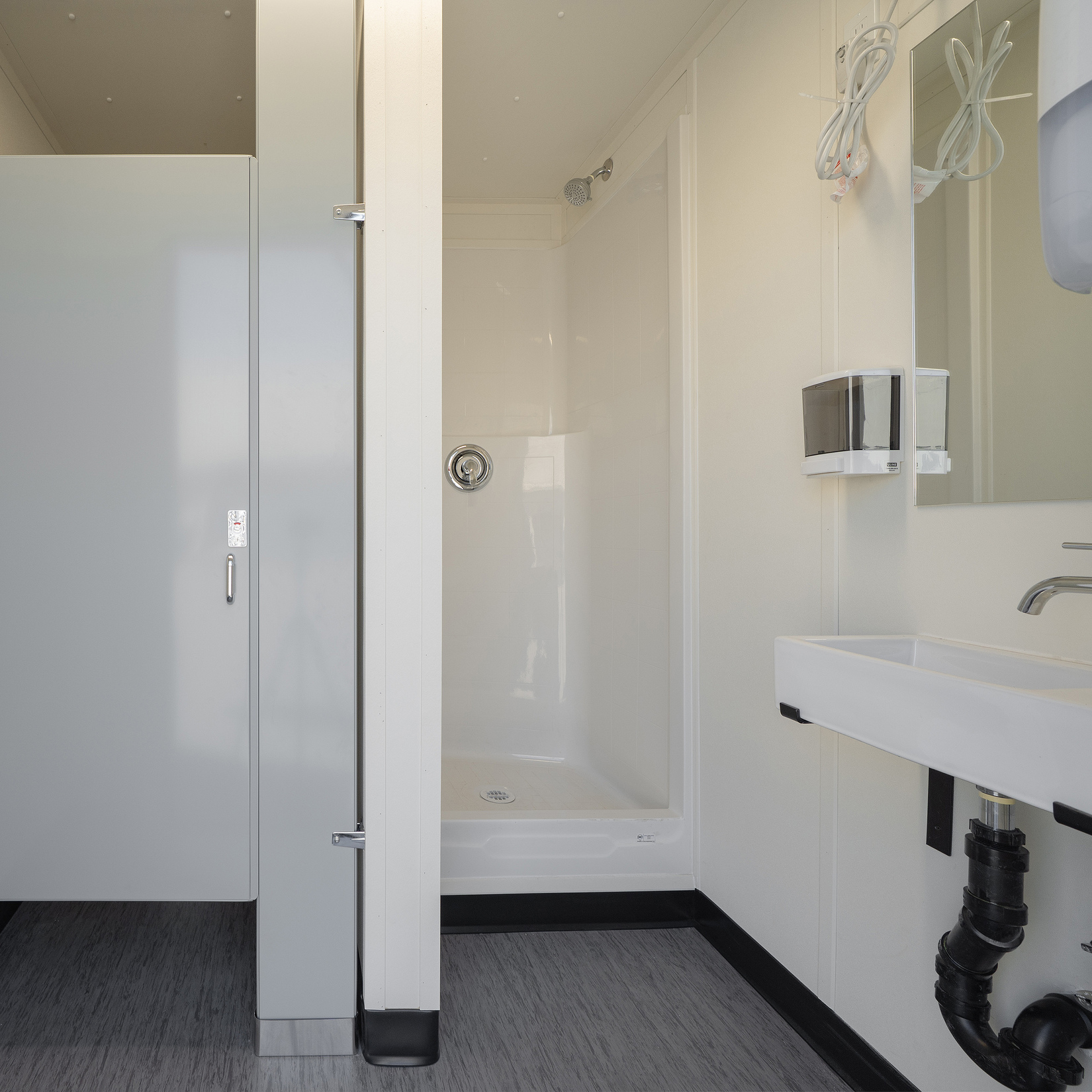 40′ Bathroom + Shower - Custom Cubes