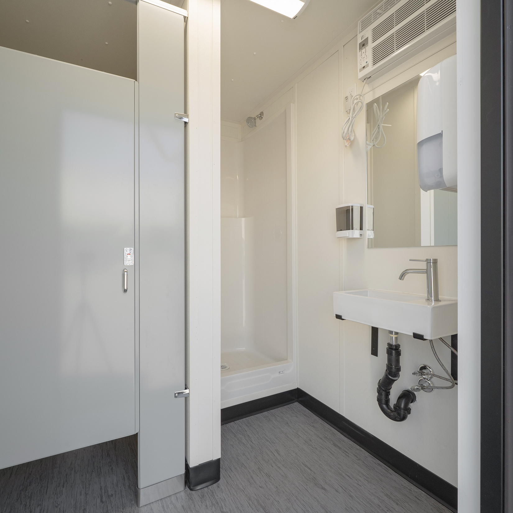 40′ Bathroom + Shower - Custom Cubes