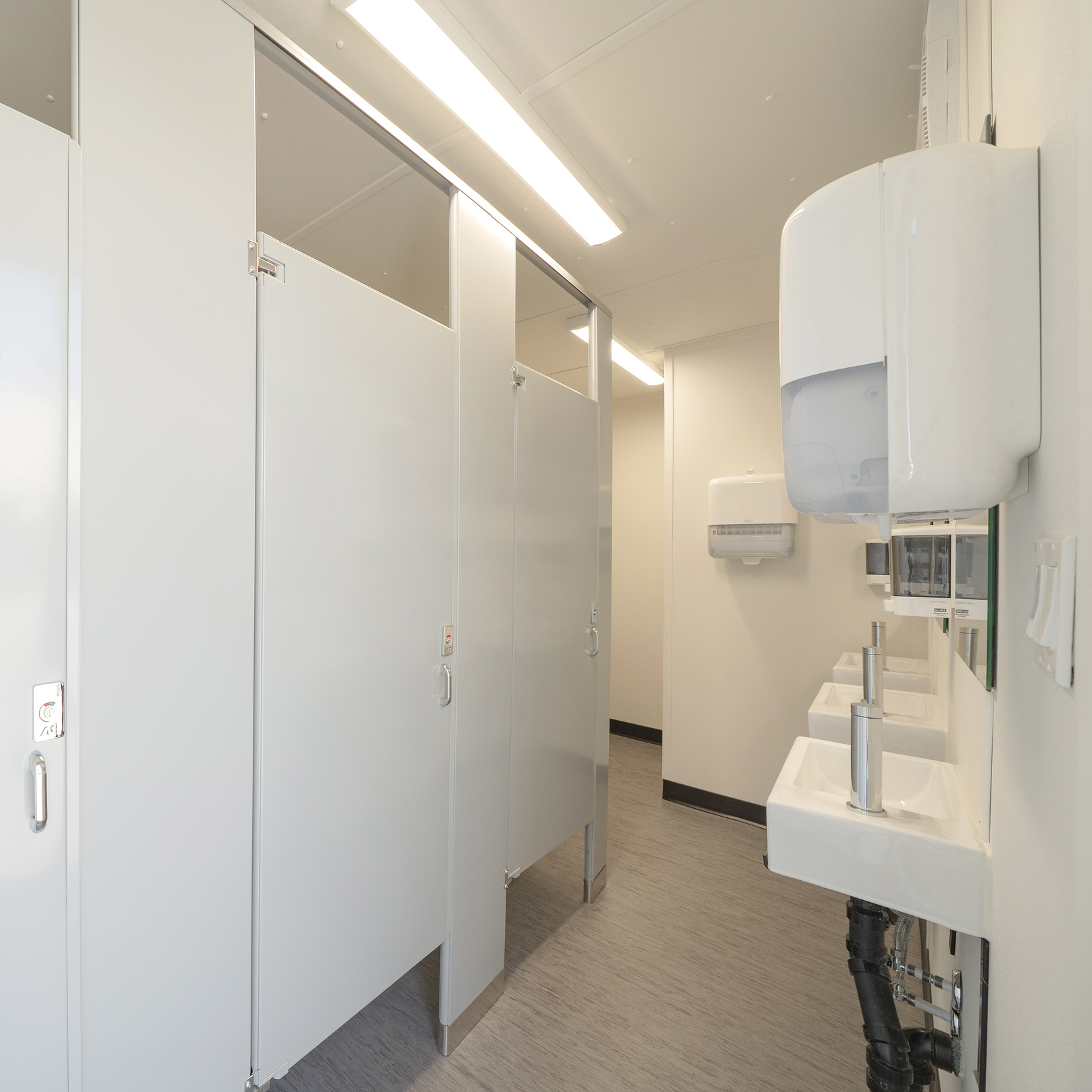 40′ Bathroom + Shower - Custom Cubes
